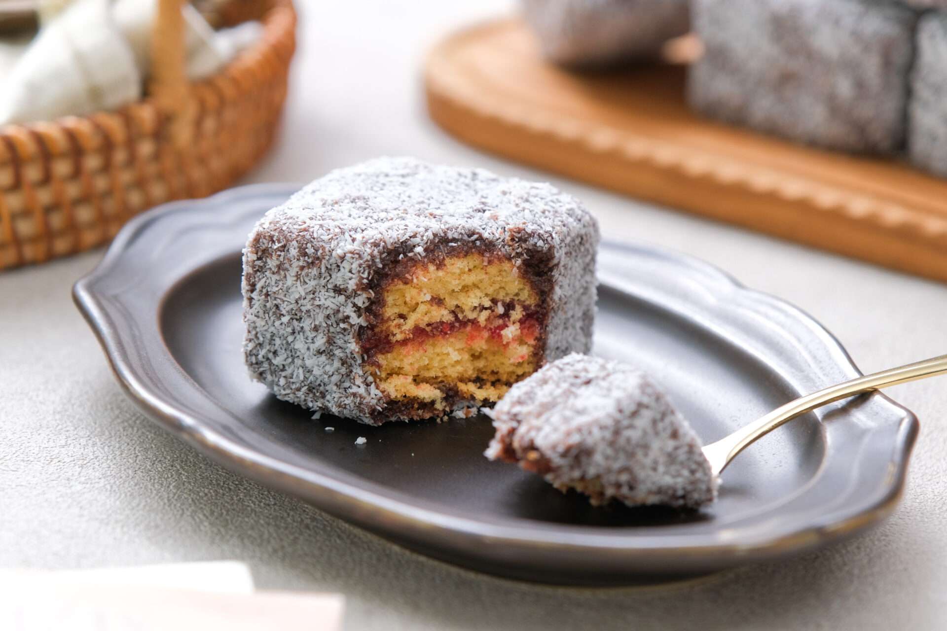 【SNSで話題】オーストラリアの伝統スイーツをおうちで楽しめる<br>『おうちで旅気分 ココナッツラミントン』を<br>スナックミーオンラインストアで期間限定発売